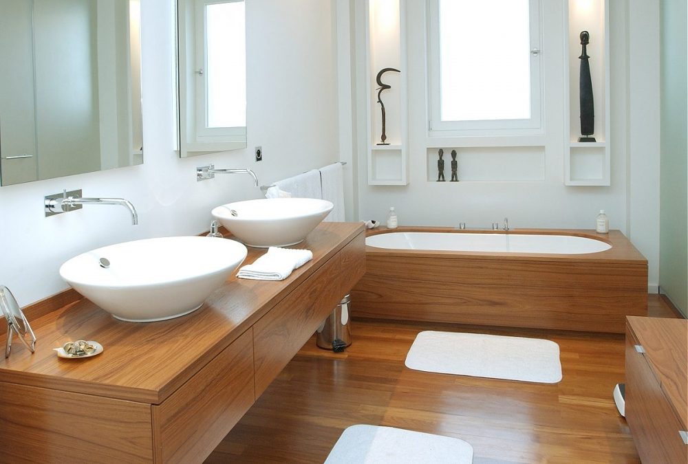 La madera brinda naturalidad en tu baño